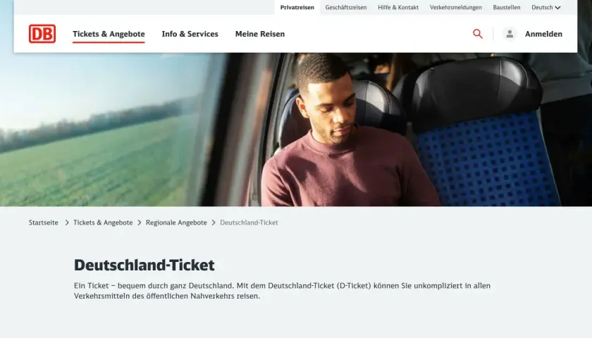 Mann im Zug blickt nach unten. Seite zeigt Infos zum Deutschland-Ticket. Hier kann man das Deutschlandticket stornieren.