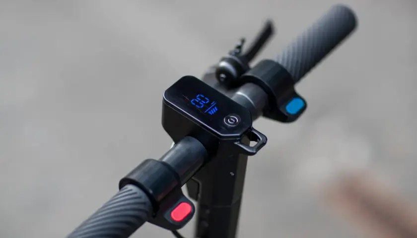 Lenker eines E-Scooters mit Display, das 10 km/h anzeigt. Hier erfährst du, wie schnell ein E-Scooter fahren darf.