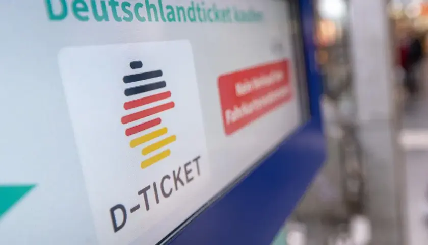 Deutschlandticket kaufen: D-Ticket-Logo mit deutschen Farben. Ein Ticketautomat zeigt die Option, das Deutschlandticket nach dem 10. zu erwerben.