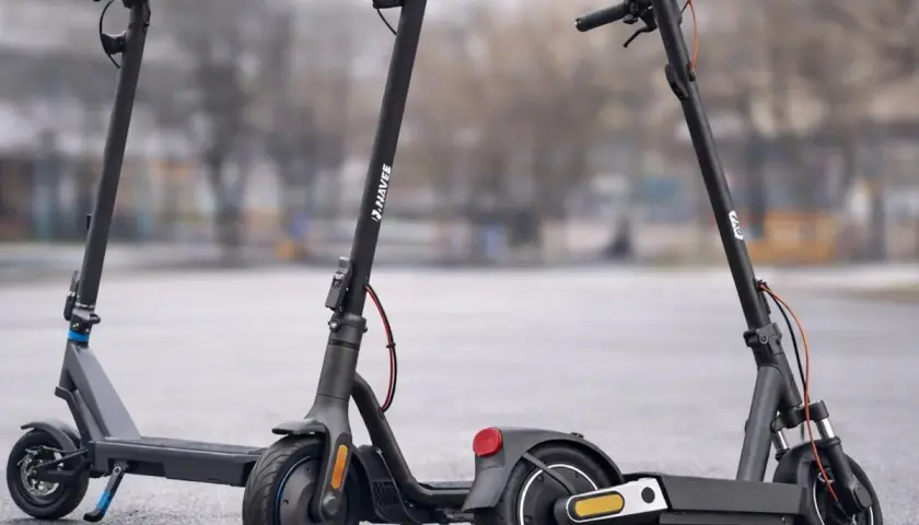 Zwei schwarze E-Scooter stehen bereit für den e roller test. Einer mit dem Schriftzug "NAVE", der andere etwas weiter hinten.