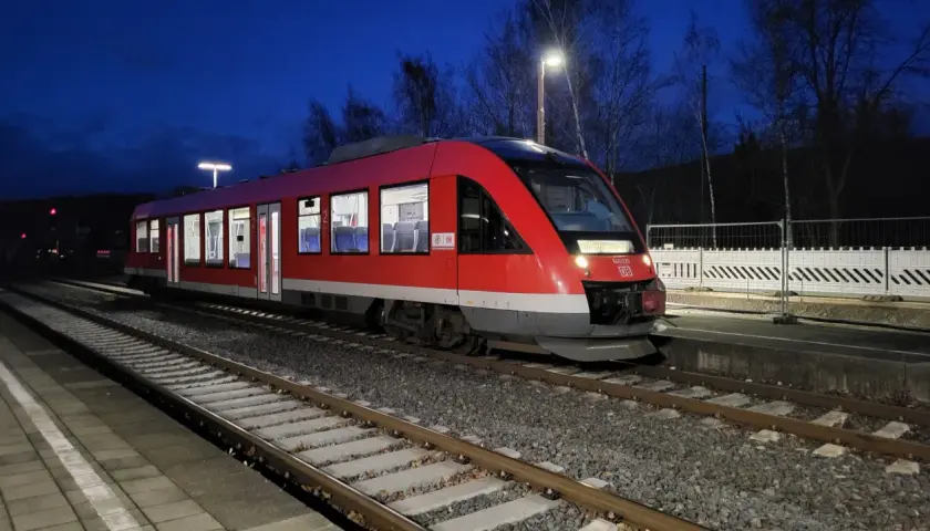 Roter Triebwagen der Baureihe 640 (LINT 27) steht nachts am Bahnsteig.