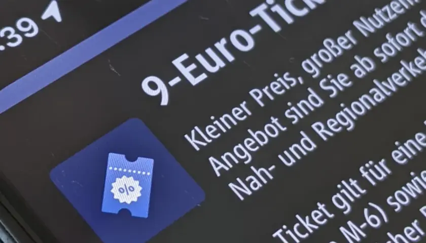 Ein 9-Euro-Ticket-Angebot auf einem Smartphone. Hier erfährst du, wo du die Ticketnummer findest.