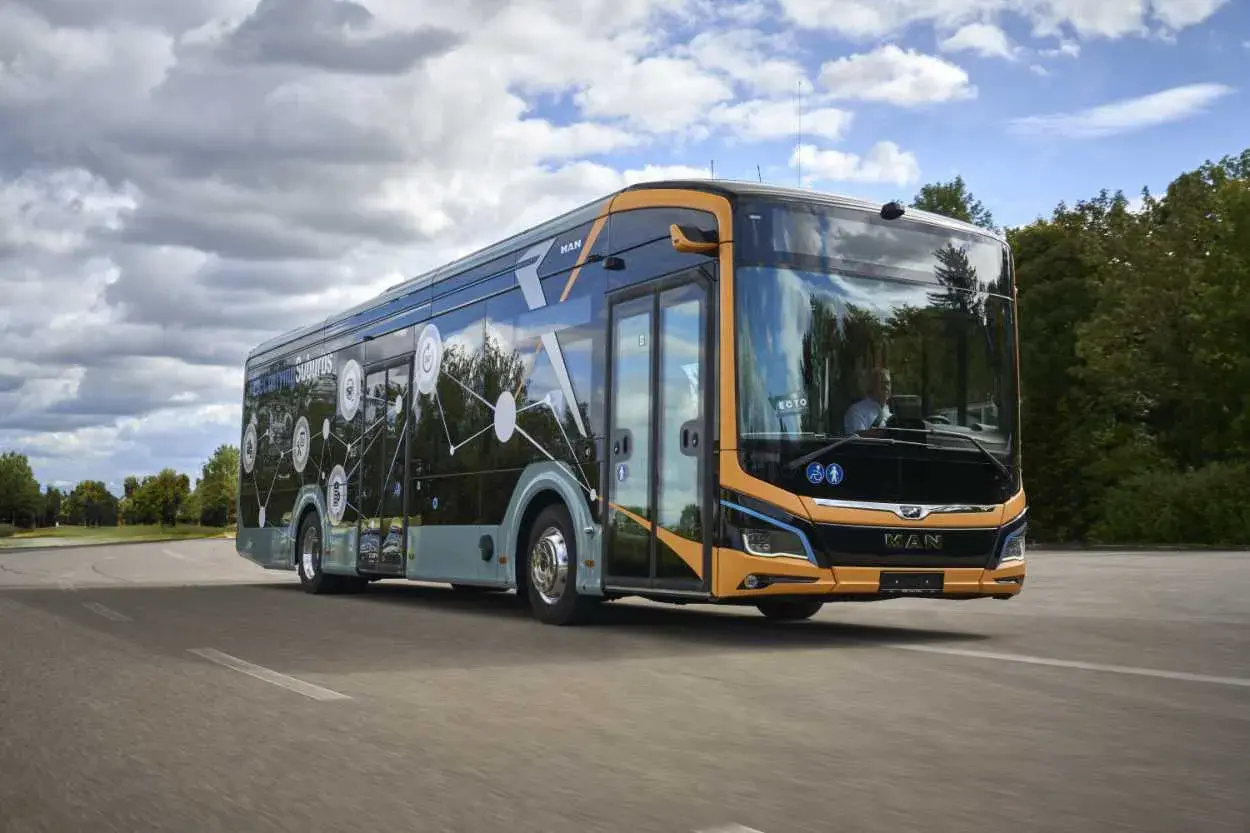 Moderner MAN Oberleitungsbus in Deutschland fährt auf der Straße.