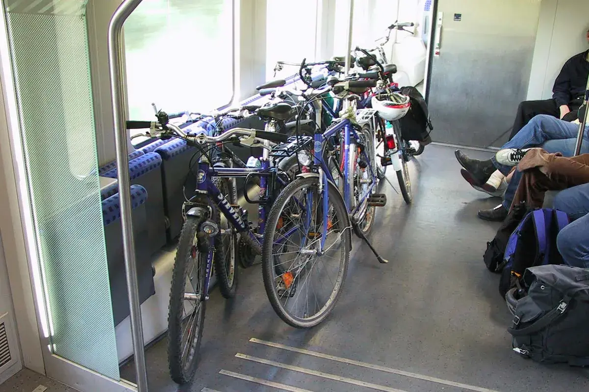 Fahrräder im Zugabteil, ideal für die Mitnahme mit dem NRW-Studententicket.