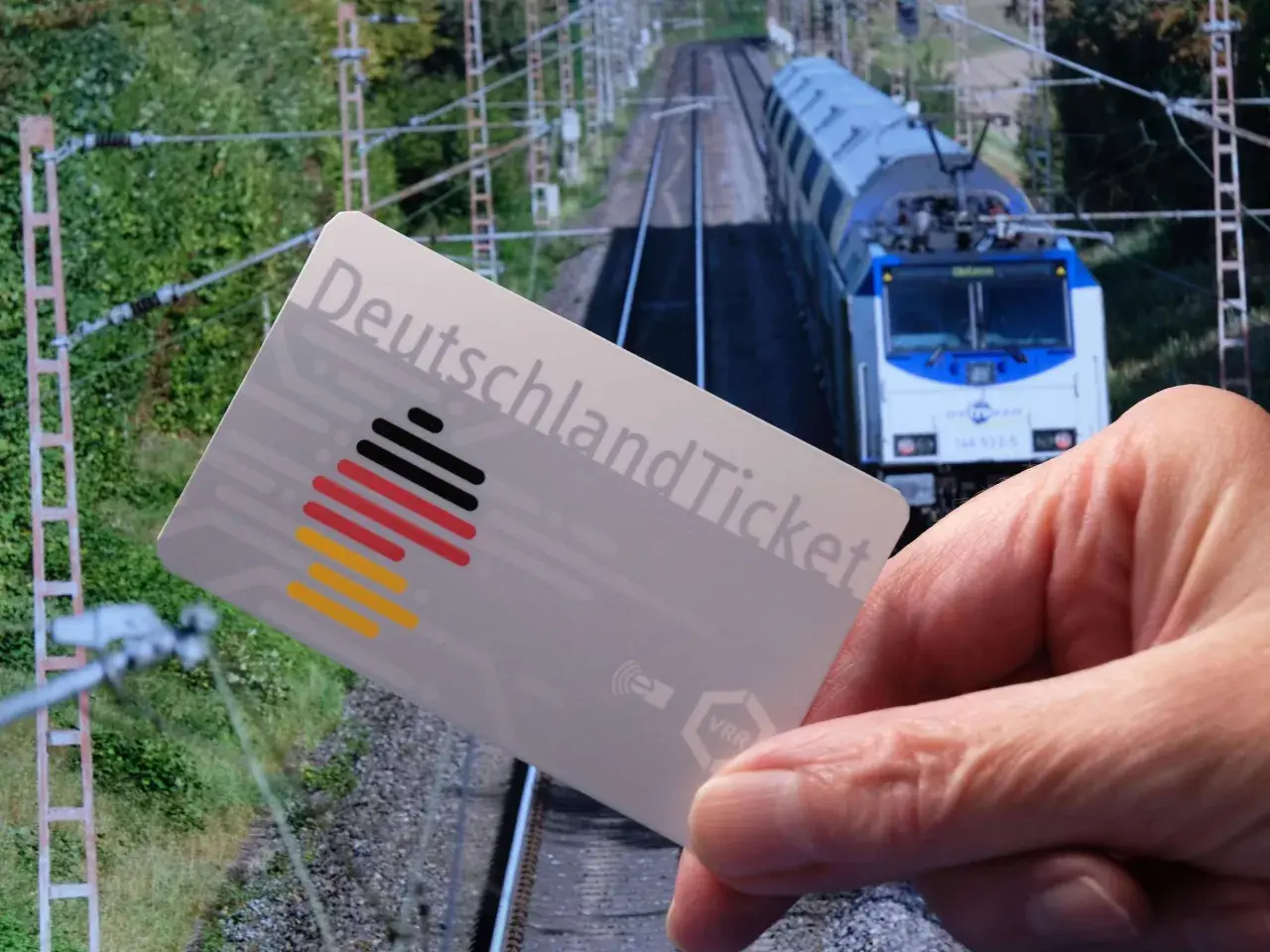 Deutschlandticket NRW: Günstig reisen mit dem 2-Stunden-Ticket. Ein Zug fährt auf den Gleisen.