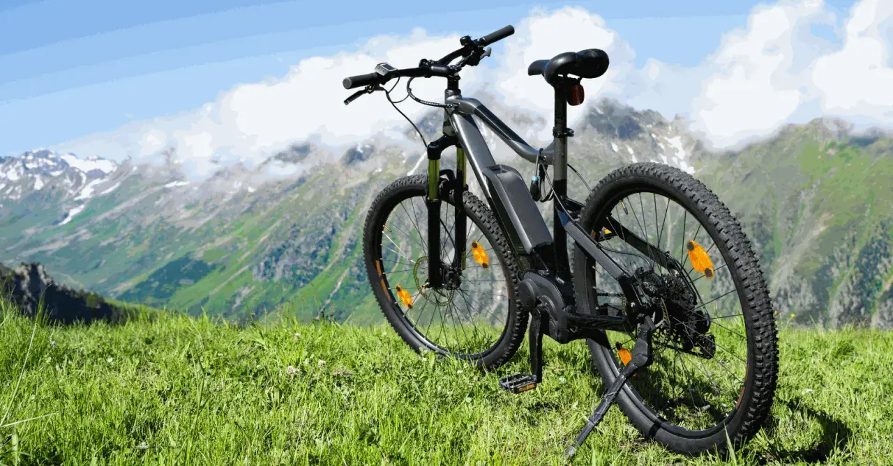 Ein E-Bike steht auf einer Bergwiese, bereit für Abenteuer. Mit diesem **Fahrrad statt Auto** die Natur erkunden.