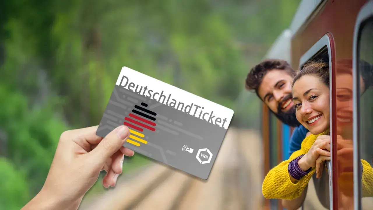 Ein junges Paar winkt aus einem Zugfenster, während eine Hand ein Deutschlandticket hält.
