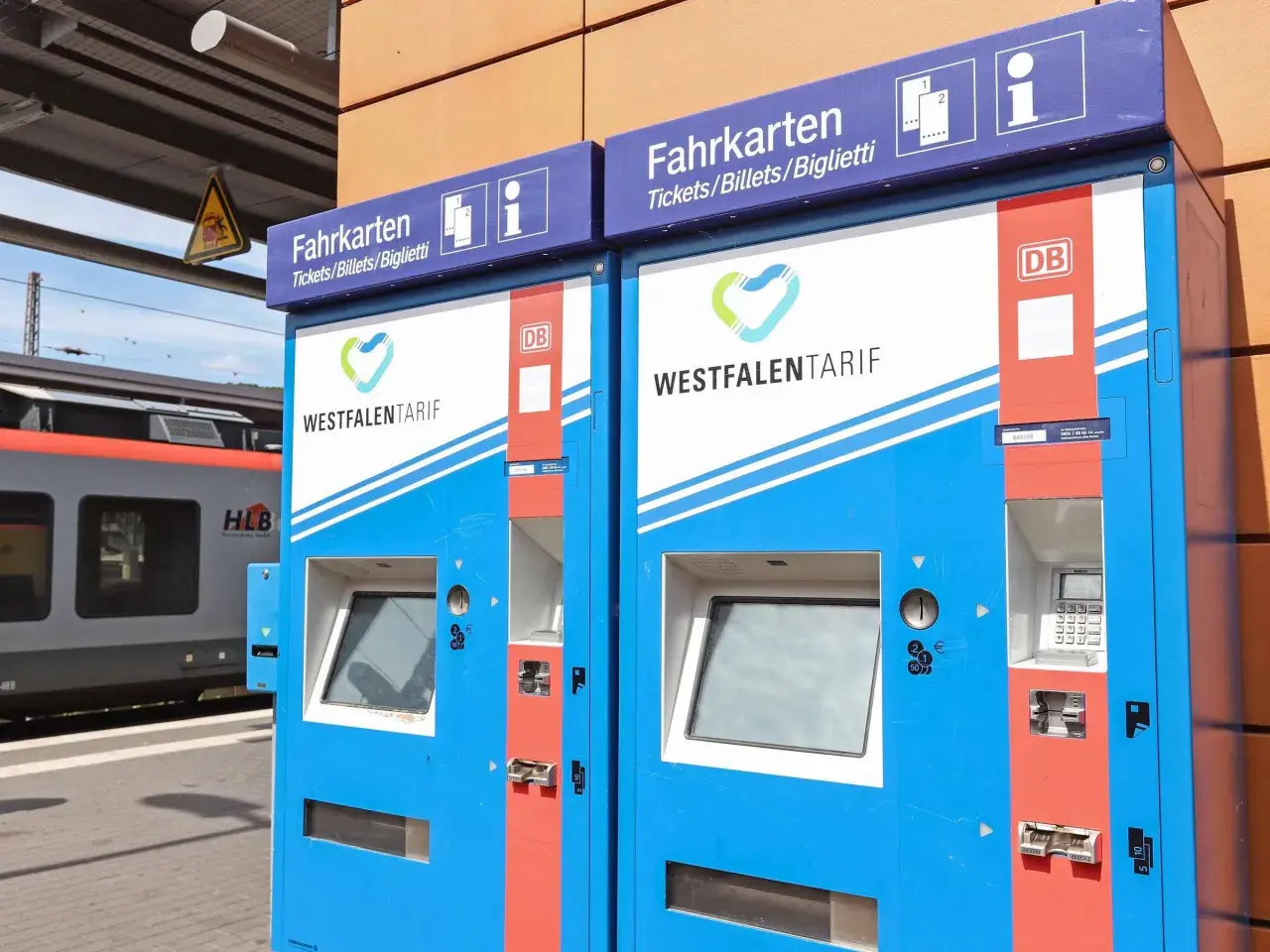 Zwei Fahrkartenautomaten am Bahnhof. Hier kann man ein 9 Uhr Tagesticket für 5 Personen kaufen.