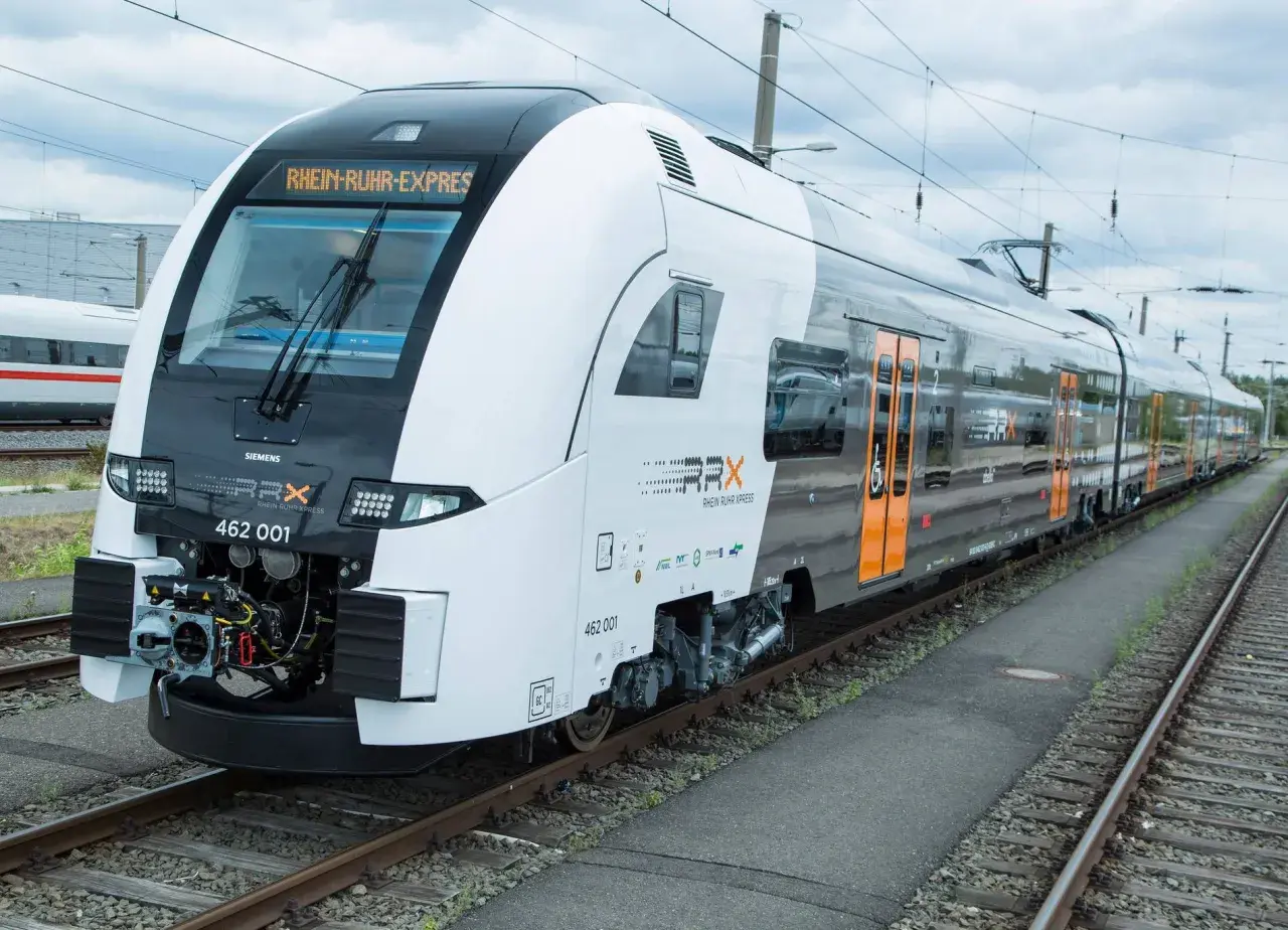 Der neue s6 nrw Rhein-Ruhr-Express (RRX) von Siemens steht auf den Gleisen.