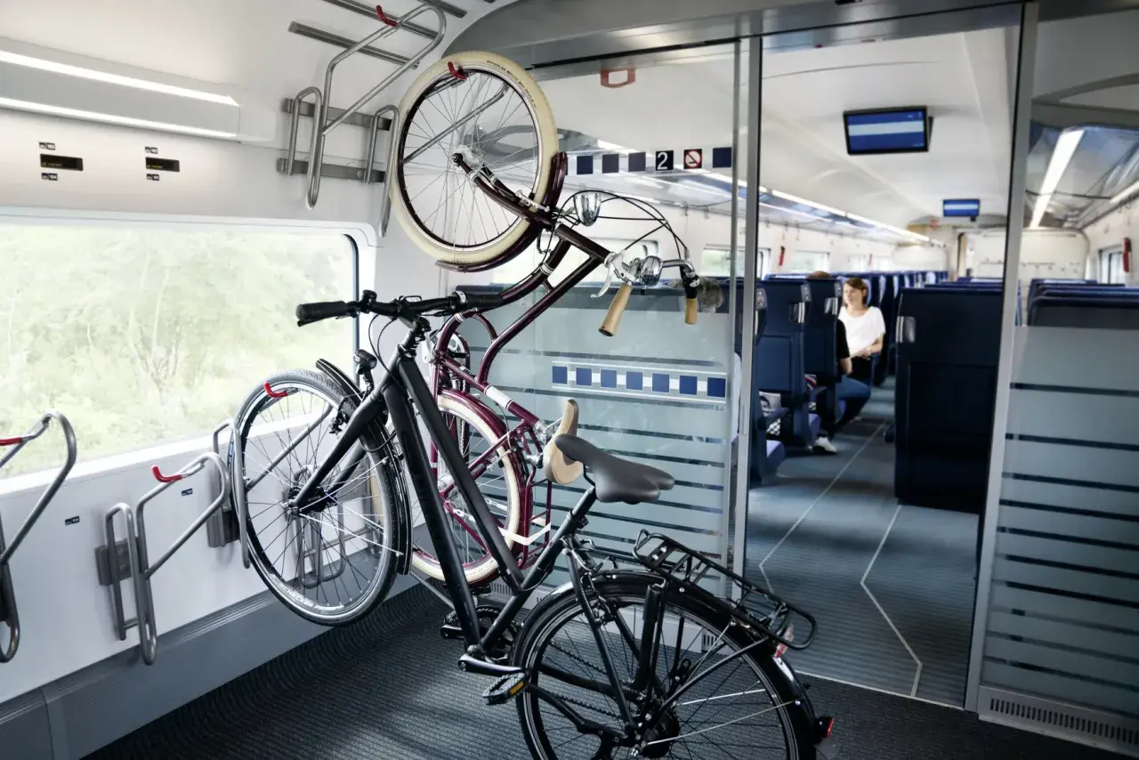 Zwei Fahrräder sind im Zug verstaut, bereit für die Weiterreise. Ein Fahrradticket für den Nahverkehr ist die perfekte Lösung für Radfahrer.
