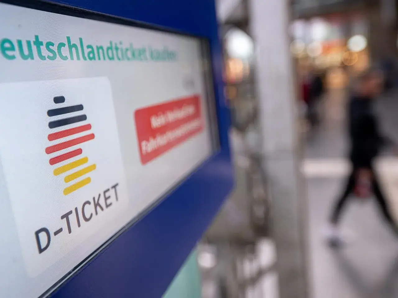 D-Ticket-Automat zeigt "Deutschlandticket kaufen". Die Frage, wie viele Deutschlandtickets verkauft wurden, bleibt offen.