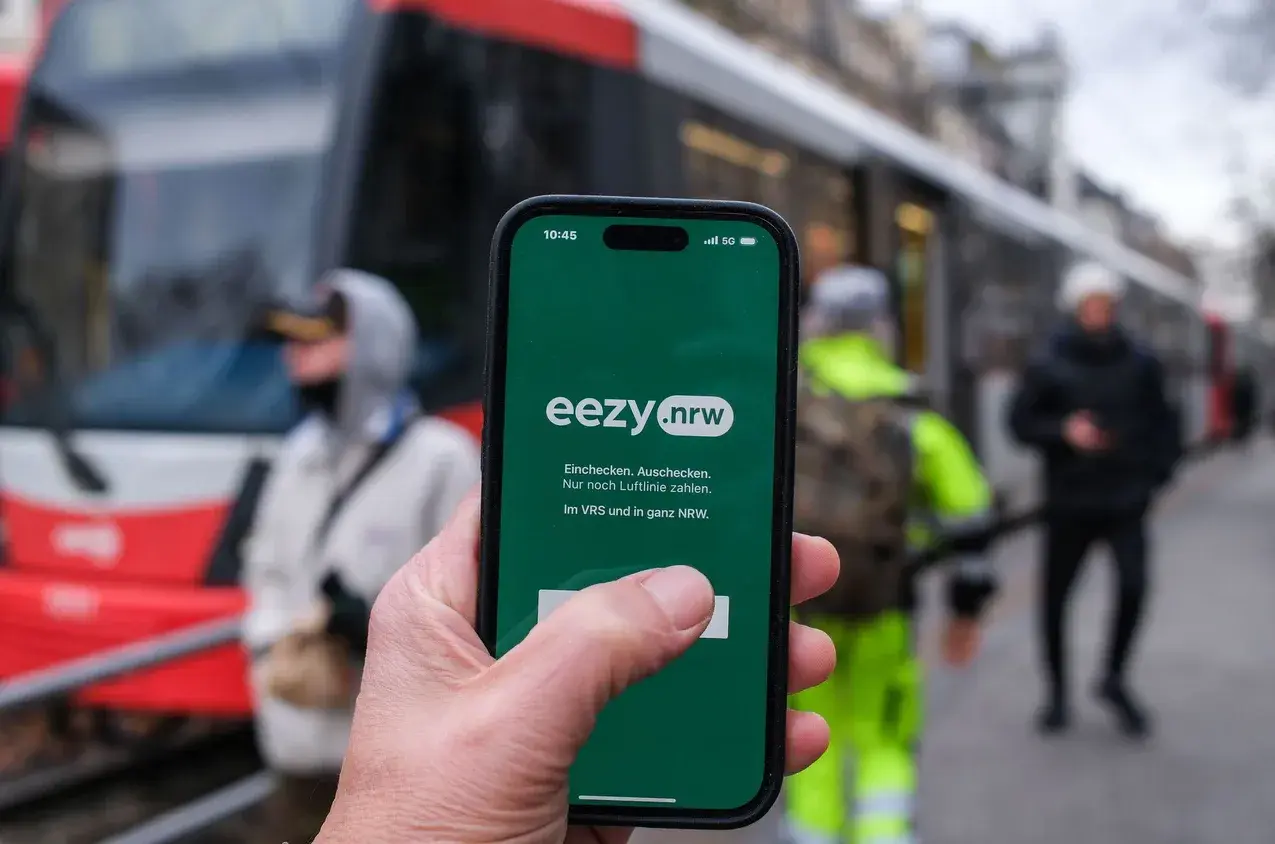 Mit der eezy.nrw App einfach einchecken und auschecken. So wird die Fahrt im VRS und in ganz NRW ganz easy.