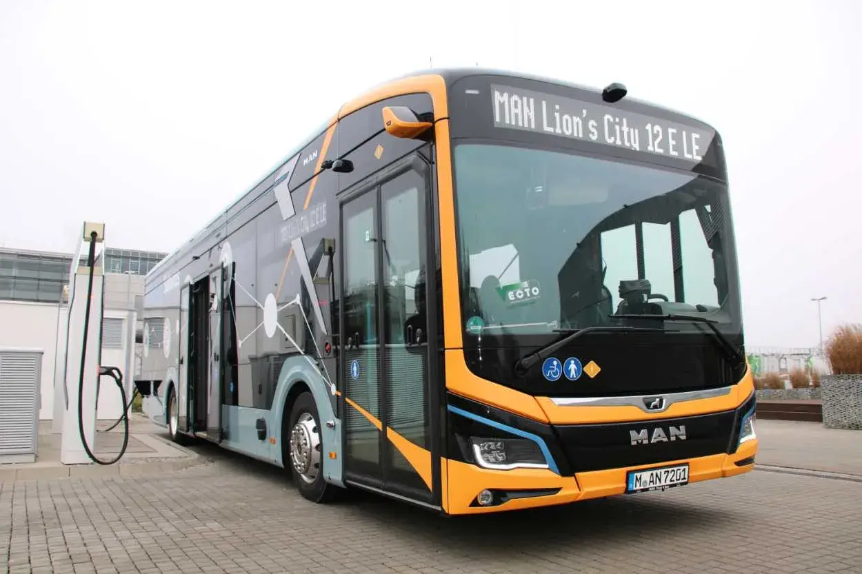 Ein moderner MAN Lion's City 12 E LE, ein Beispiel für elektrische Busse, wird an einer Ladestation aufgeladen.