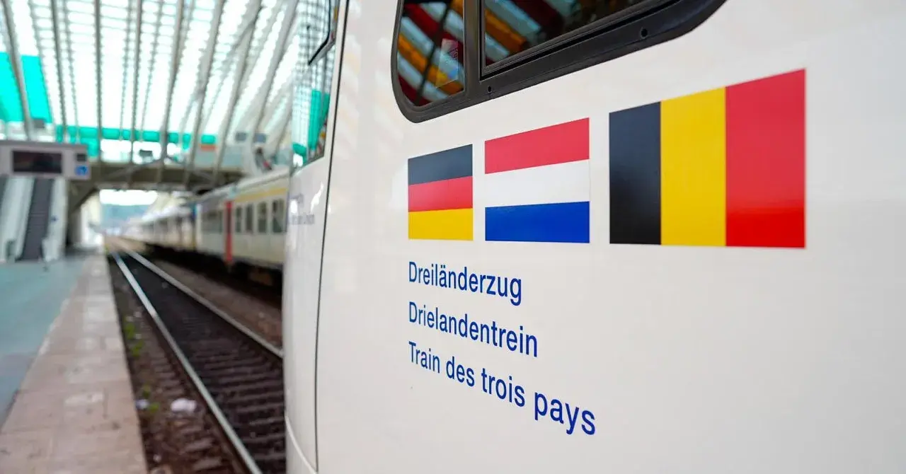 Der Dreiländerzug verbindet Aachen mit Venlo und fährt durch Deutschland, die Niederlande und Belgien.