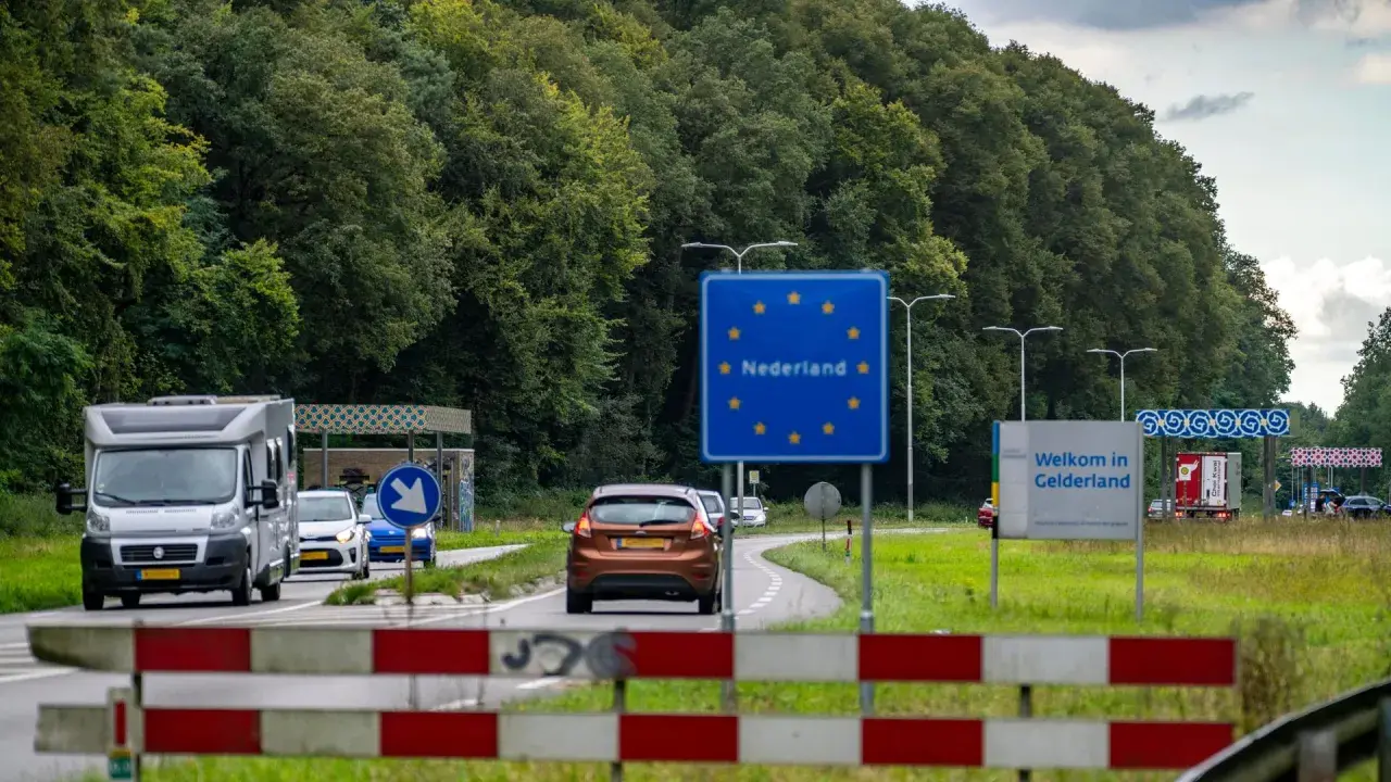 Grenzübergang nach Nederland. Ein Wohnmobil und Autos passieren die Grenze. Was gilt als Nahverkehr?