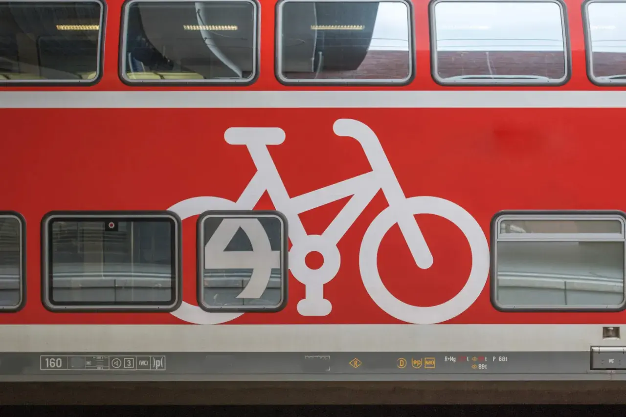 Roter Zug mit Fahrradsymbol. Ideal für die Reise mit dem Deutschlandticket und dem Zusatzticket für Fahrräder.