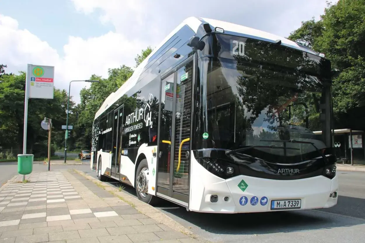 Moderner ARTHUR Bus mit Wasserstoffantrieb, eine mobile brennstoffzelle, steht an einer Haltestelle.