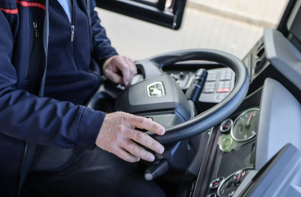Fahrer im Bus hält das Lenkrad. Frage: kann man im Bus mit Karte zahlen NRW?