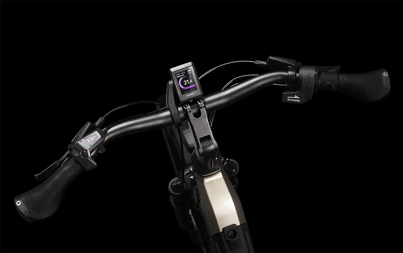 Lenker eines E-Bikes mit Bosch-Display und enviolo schaltung.