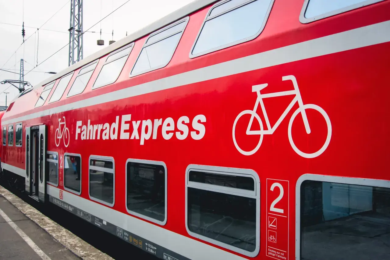 Roter Doppelstockzug mit Aufschrift "Fahrrad Express" und Fahrradsymbol. Ideal für die deutschlandticket fahrradmitnahme.