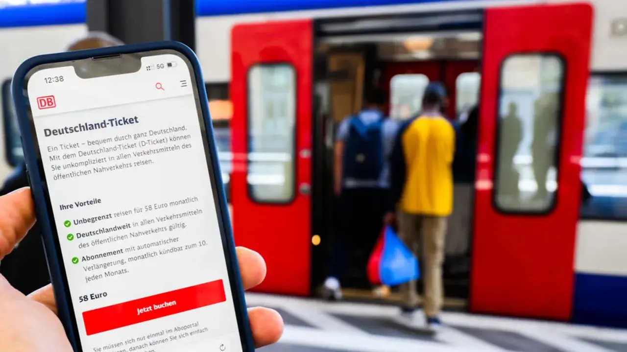 Smartphone zeigt Deutschland-Ticket mit Vorteilen: unbegrenzt reisen, deutschlandweit gültig, 58 Euro/Monat. Bahnsteig mit einsteigenden Reisenden im Hintergrund.