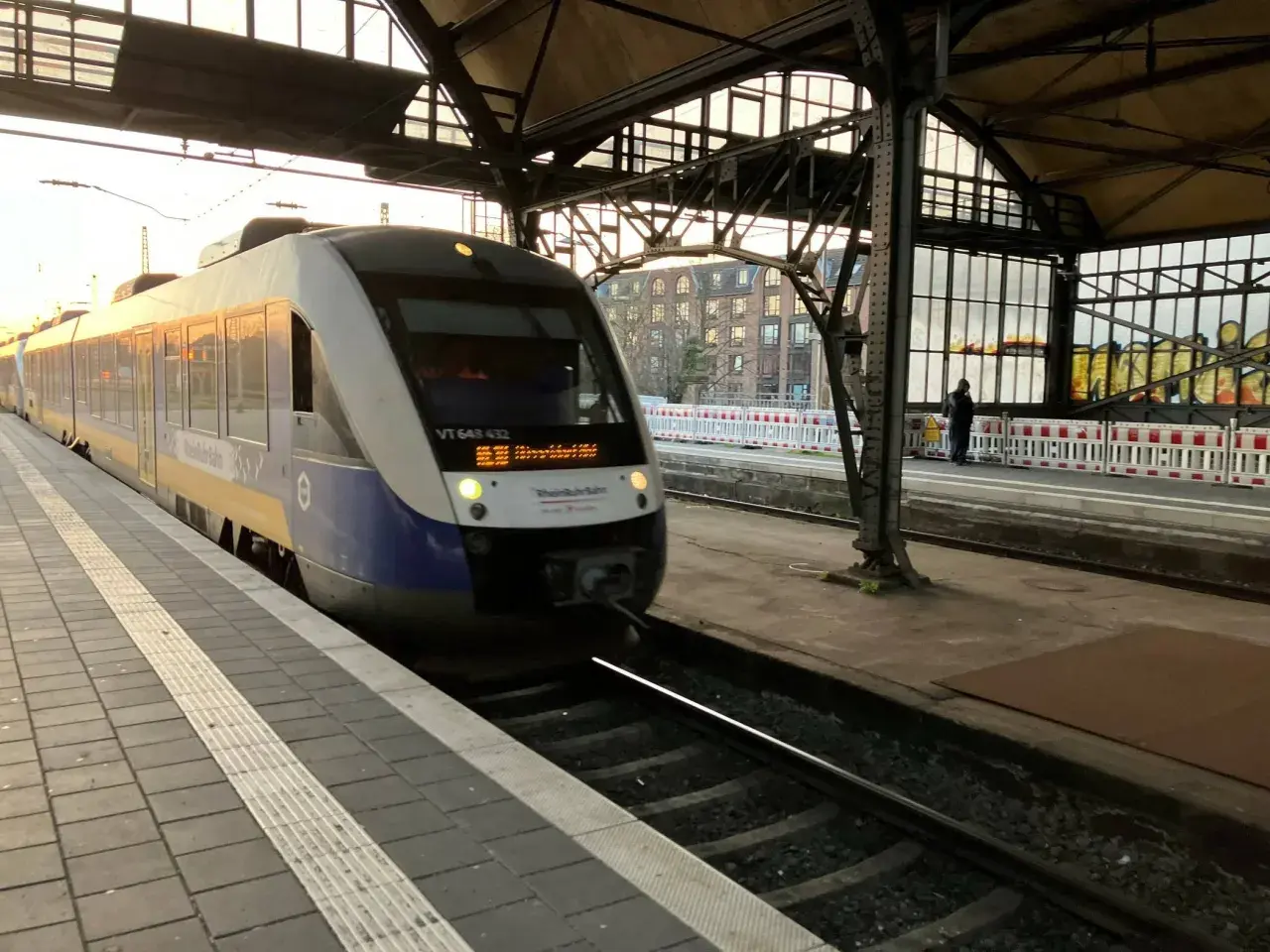 Ein Zug der RheinRuhrBahn steht am Bahnsteig. Perfekt für die Fahrt mit einem **einzelticket nrw**.