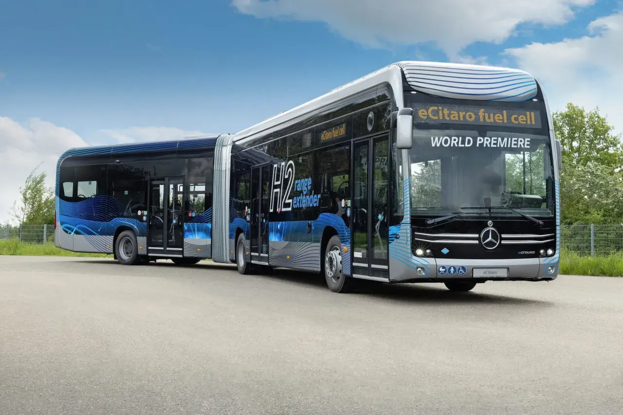 Ein langer, moderner Gelenkbus mit der Aufschrift "eCitaro fuel cell" und "H2 range extender". Sein Gewicht ist für emissionsfreie Mobilität optimiert.