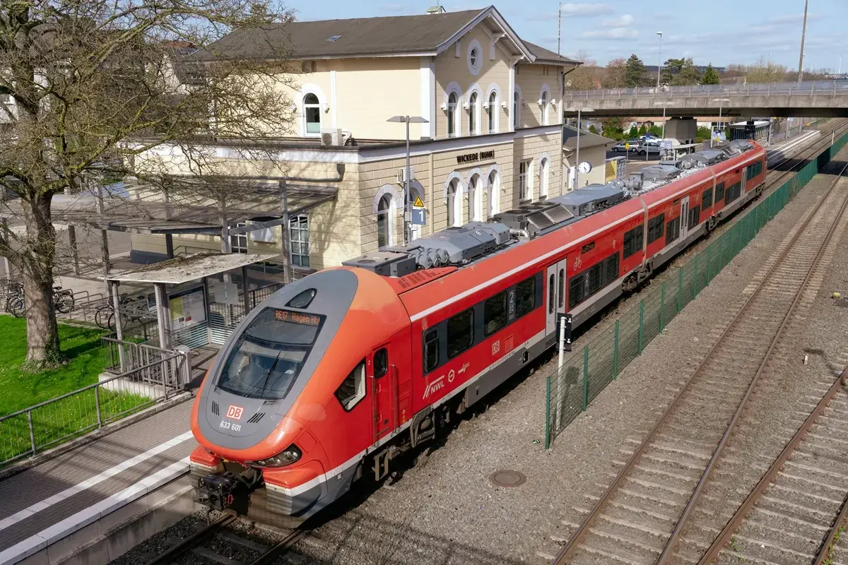 Roter Zug am Bahnhof Wickede (Ruhr). Mit dem Deutschlandticket nach Venlo? Diese Linie fährt Richtung Hagen.