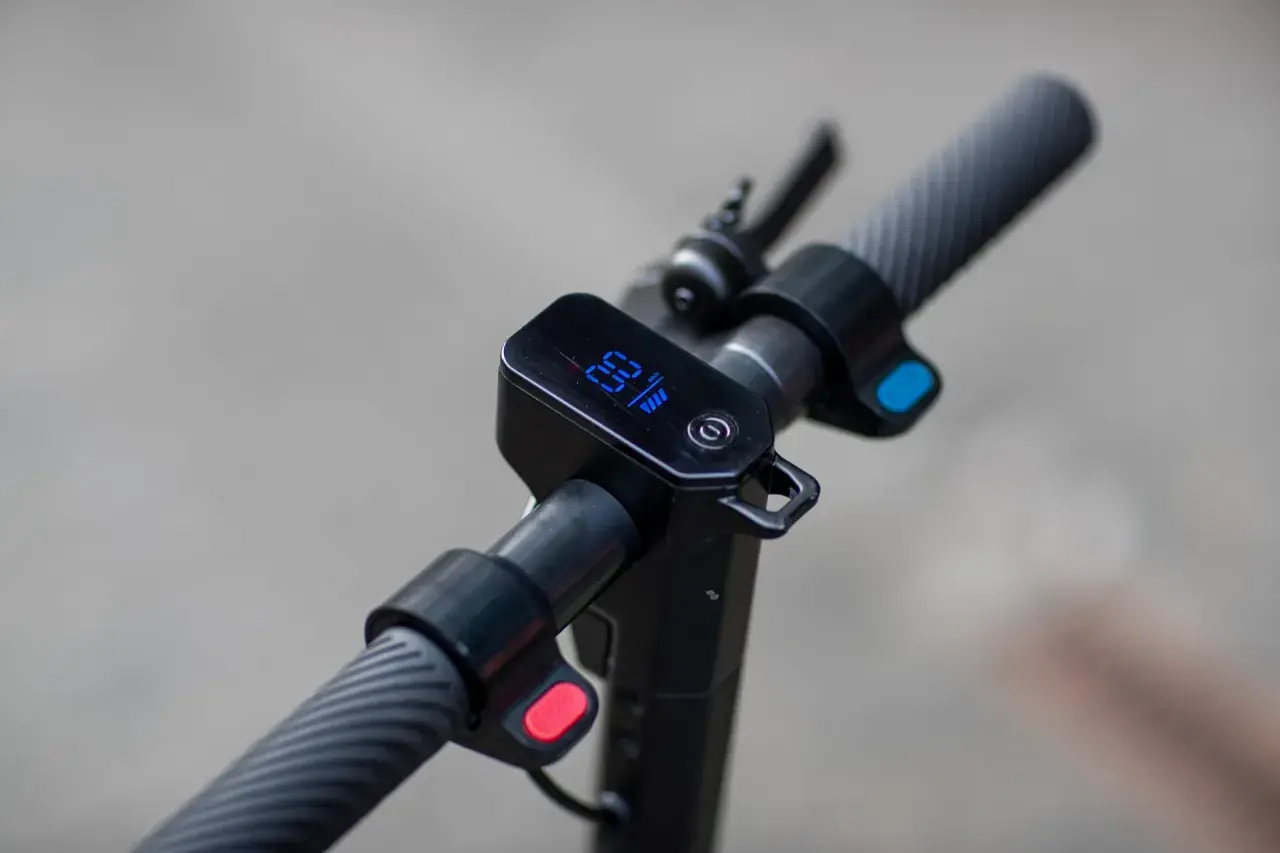 Lenker eines E-Scooters mit Display, das 10 km/h anzeigt. Hier erfährst du, wie schnell ein E-Scooter fahren darf.