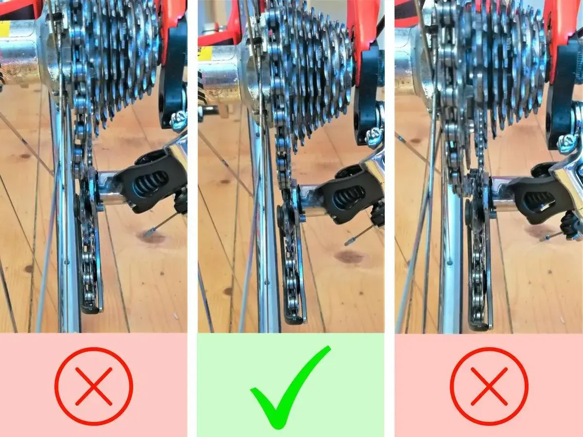 Drei Ansichten einer Fahrradkassette. Die mittlere zeigt, wie die **Kettenschaltung einstellen** richtig aussieht, mit einem grünen Haken. Die äußeren zeigen Fehler.