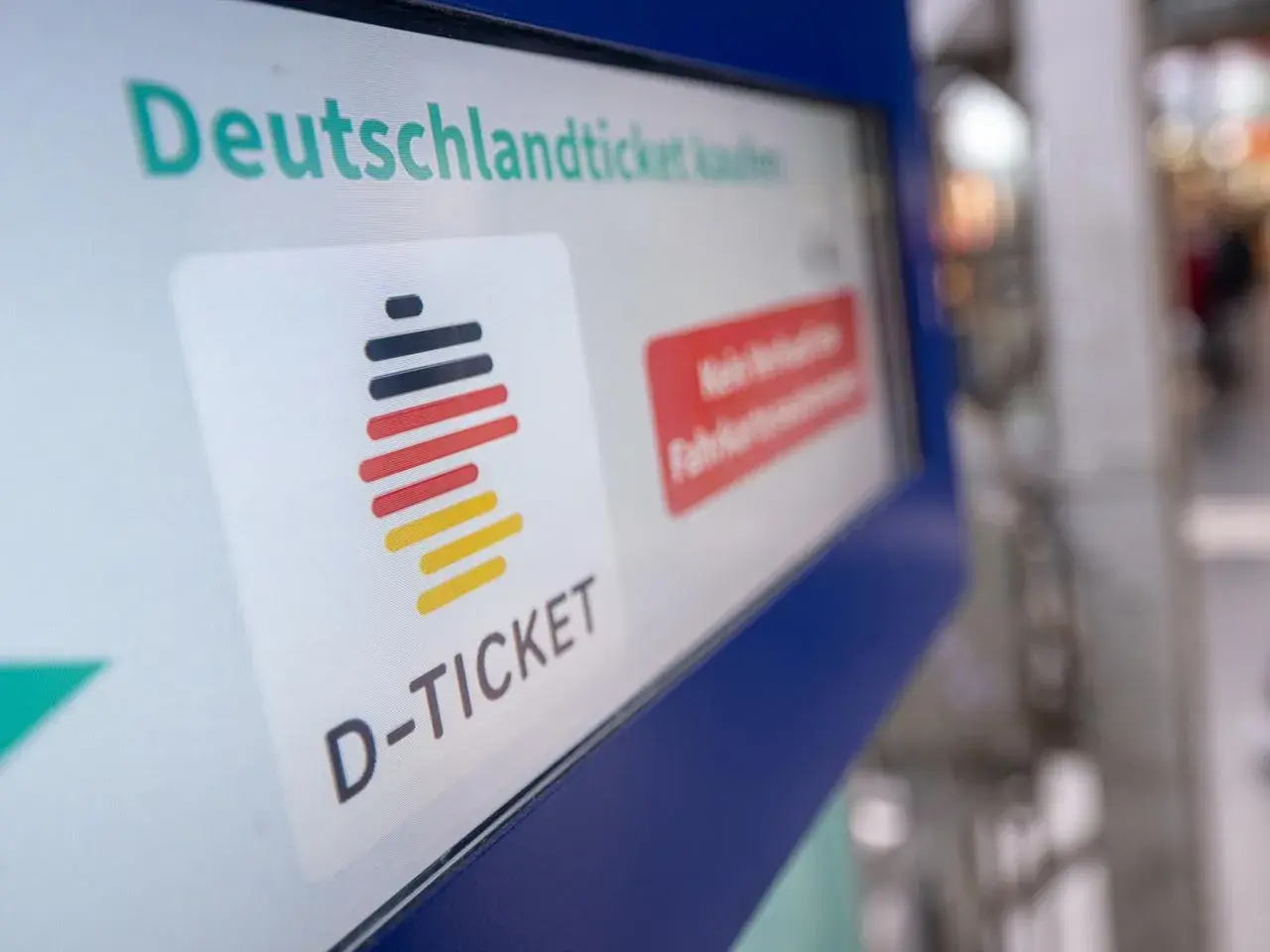 Deutschlandticket kaufen: D-Ticket-Logo mit deutschen Farben. Ein Ticketautomat zeigt die Option, das Deutschlandticket nach dem 10. zu erwerben.