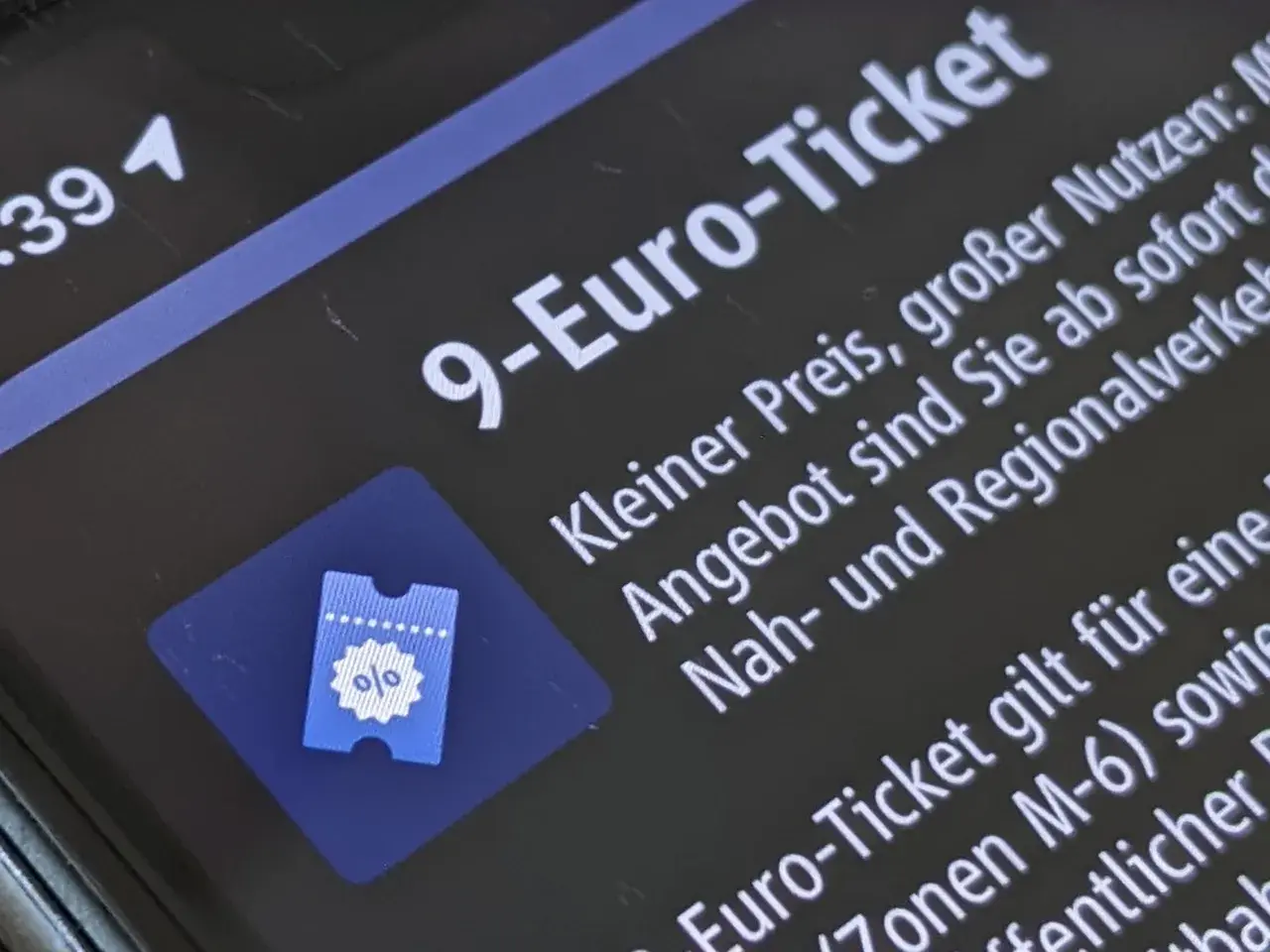 Ein 9-Euro-Ticket-Angebot auf einem Smartphone. Hier erfährst du, wo du die Ticketnummer findest.