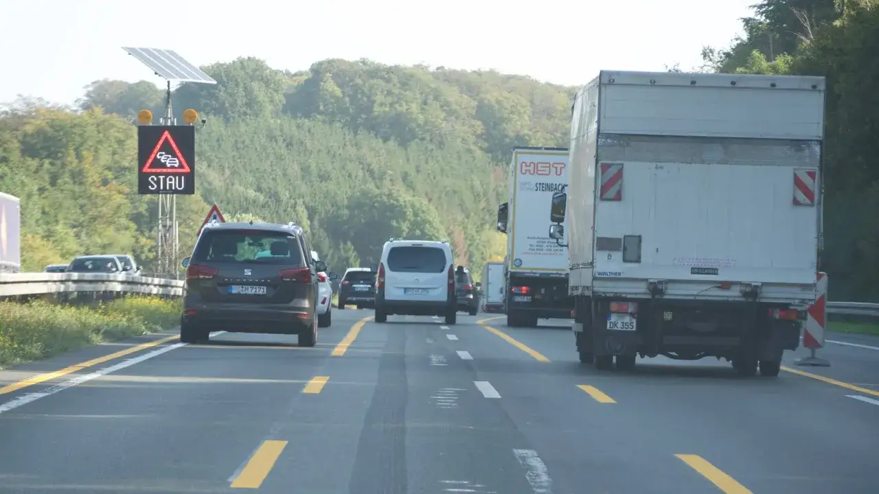Stau auf der Autobahn in NRW. Ein Verkehrsschild warnt vor stockendem Verkehr.