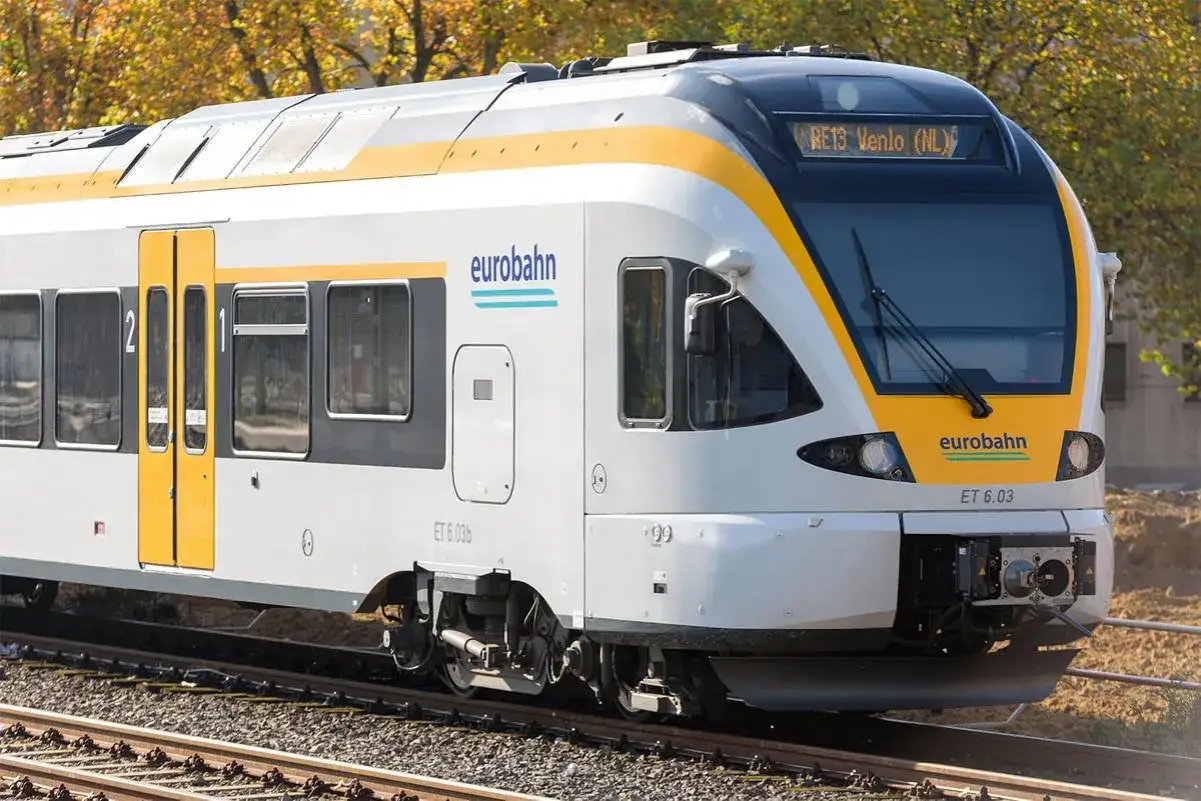 Der Eurobahn sneltrein RE13 f&auml;hrt durch eine herbstliche Landschaft.