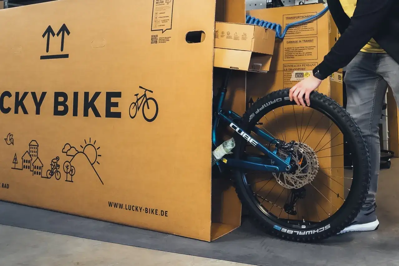 Ein neues Fahrrad wird aus einem Lucky Bike Karton geholt. Gute Vansprint Erfahrungen sind wichtig für den Versand.