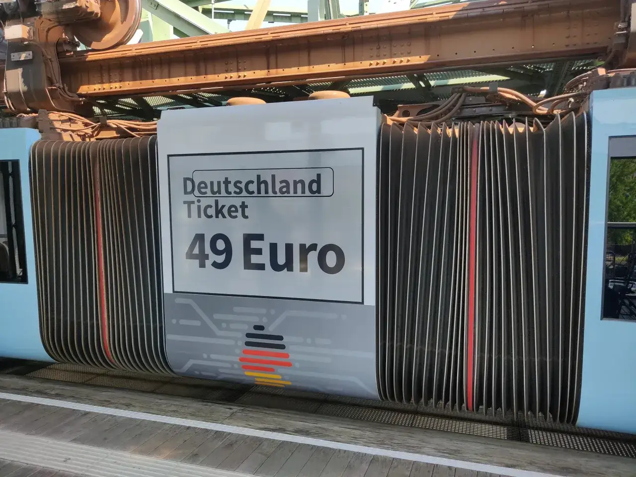 Die Schwebebahn Wuppertal wirbt f&uuml;r das Deutschlandticket f&uuml;r 49 Euro.