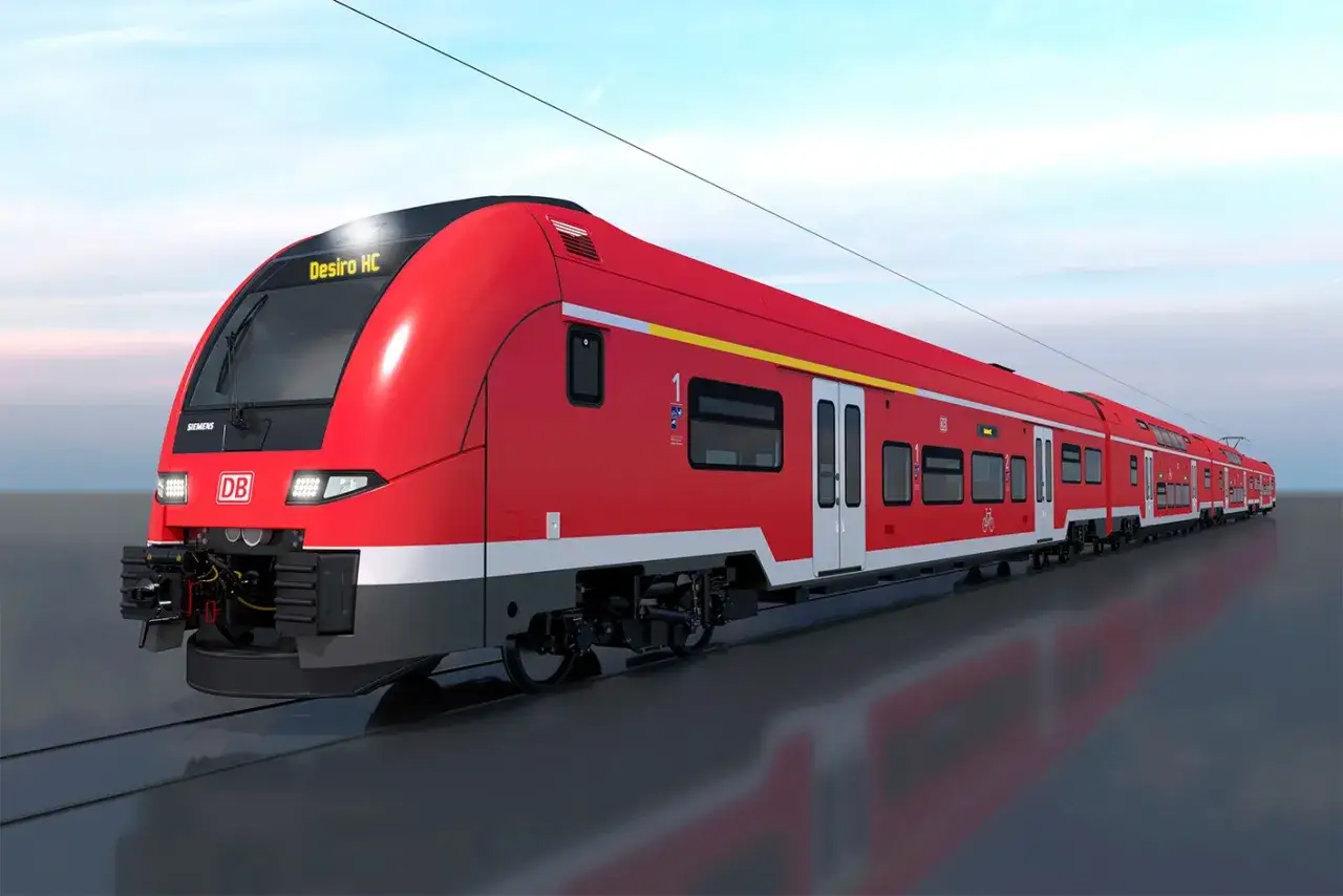 Roter Siemens Desiro HC Zug f&uuml;r den Nahverkehr, mit dem Schriftzug 