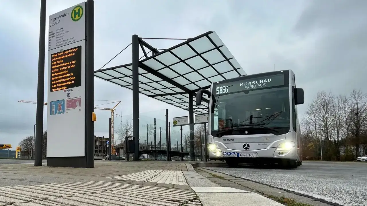 Silberner Bus SB66 am Bushof Imgenbroich, Richtung Monschau Parkhaus. Die Bedeutung von 