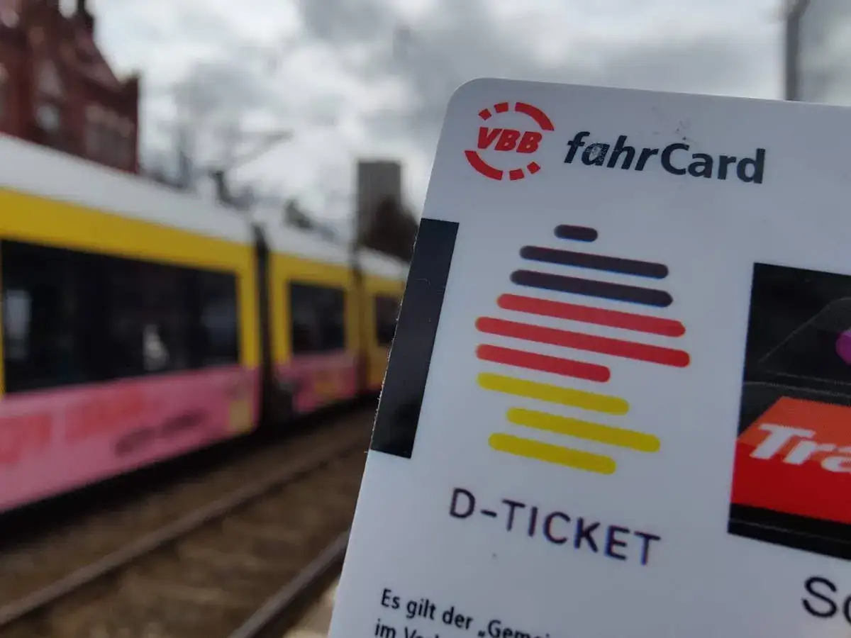 D-Ticket: Mit diesem Ticket darf man fast alle Nahverkehrsmittel in Deutschland nutzen. Hier wird es vor einer Stra&szlig;enbahn gezeigt.