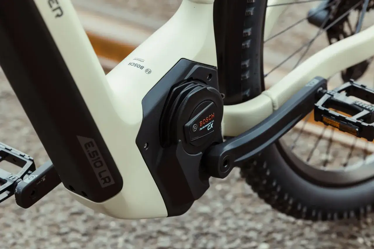 Nahaufnahme eines E-Bikes mit Bosch Performance Line CX Motor. Gute bosch 750 wh akku reichweite erfahrungen sind hier zu erwarten.