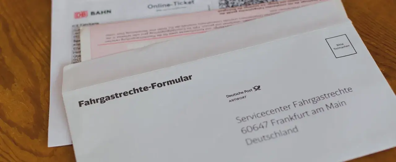 Fahrgastrechte-Formular der Deutschen Bahn, adressiert an das Servicecenter Fahrgastrechte. Ein Online-Ticket liegt bei. Dies k&ouml;nnte f&uuml;r eine Schlichtungsstelle Bahn relevant sein.