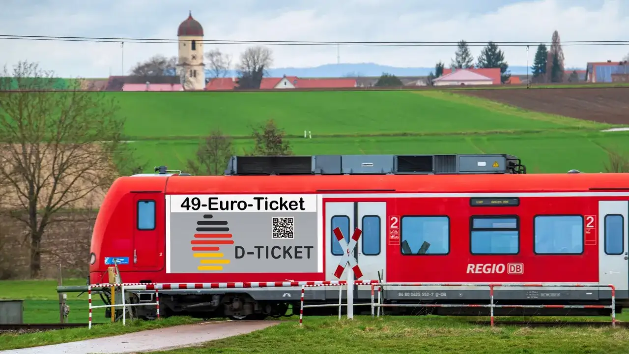Roter Regionalexpress mit Aufschrift 