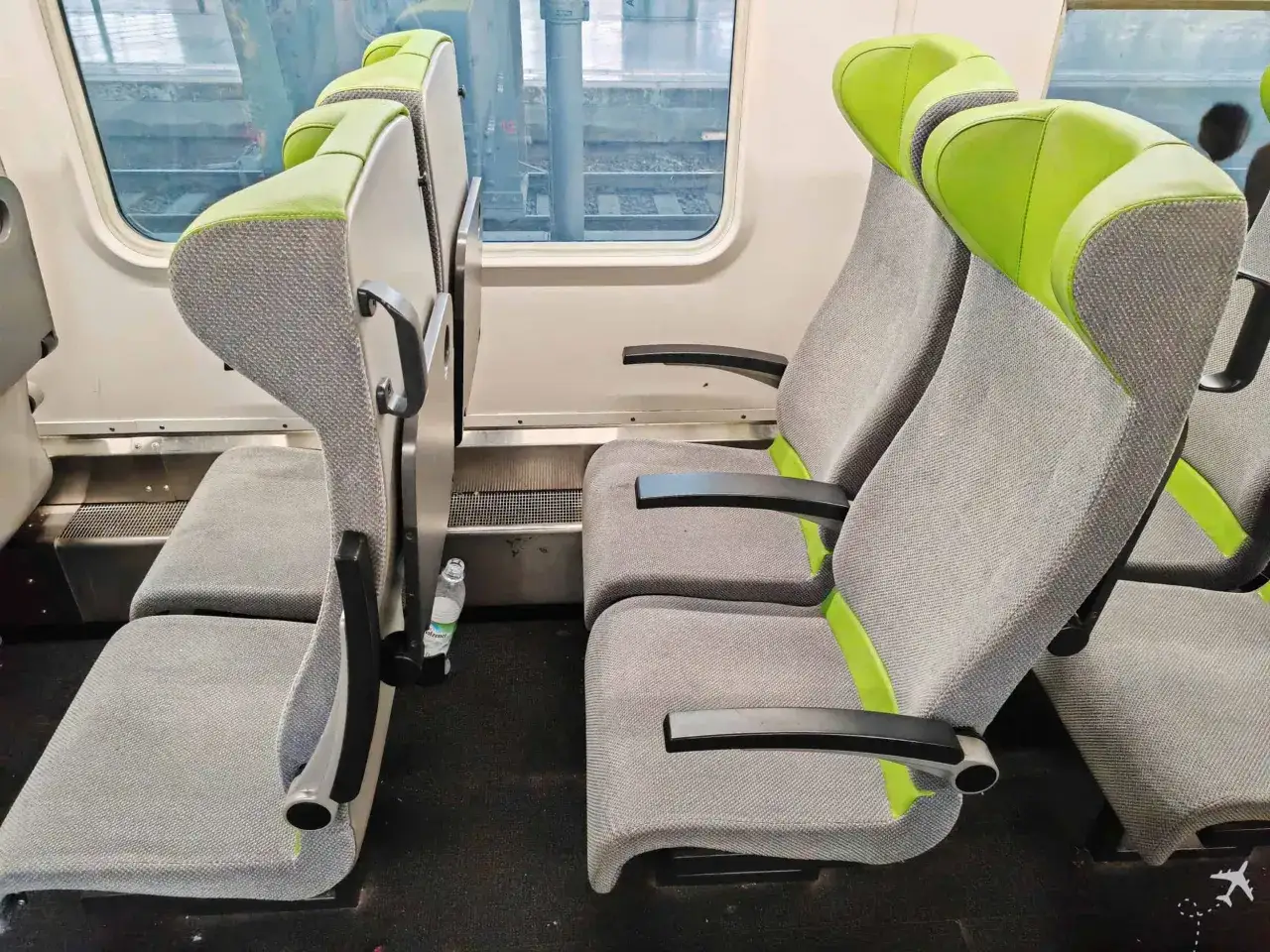 Leere Sitze im Flixtrain, bereit f&uuml;r die Fahrt mit dem Deutschlandticket. Gr&uuml;ne Akzente und grauer Stoff.