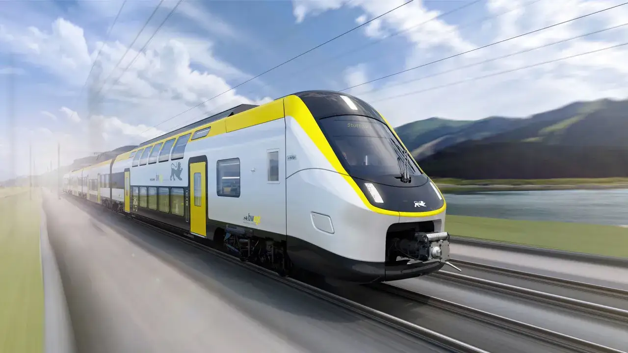 Moderner doppeldecker zug rast mit gelb-wei&szlig;er Lackierung durch eine malerische Landschaft.