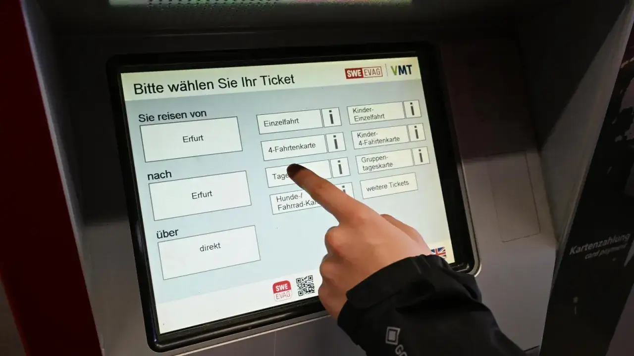 Ein Finger w&auml;hlt am Ticketautomaten 