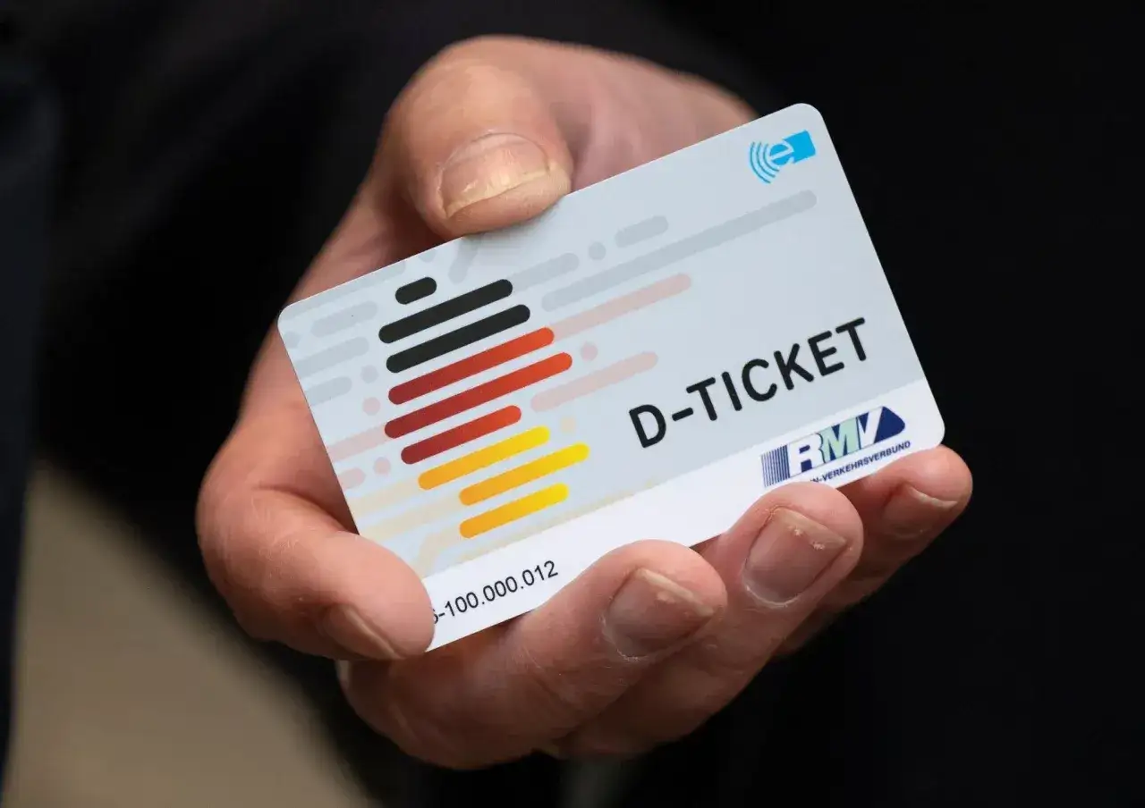Ein D-Ticket in der Hand, das Deutschlandticket ohne Handy.