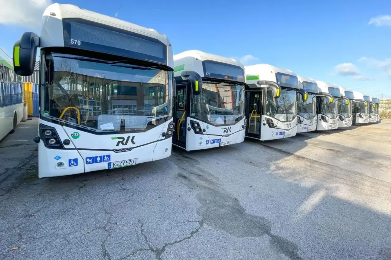 Eine Reihe moderner wei&szlig;er Oberleitungsbusse in Deutschland, bereit f&uuml;r den Einsatz.