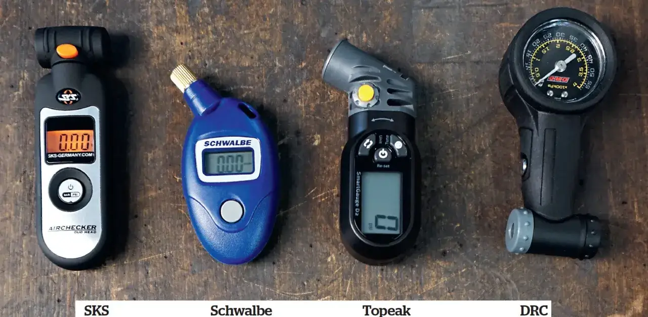 Vier Fahrradreifen-Manometer von SKS, Schwalbe, Topeak und DRC zeigen den Luftdruck an. So viel bar braucht dein Fahrradreifen.