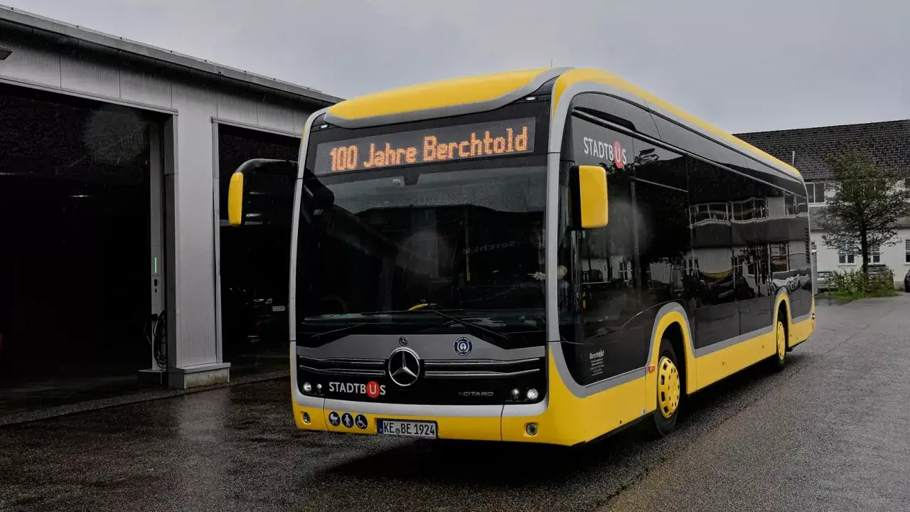Moderner, gelb-schwarzer Elektro-Bus von Stadtbus feiert 100 Jahre Berchtold.