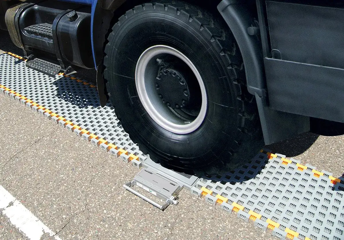 Rad eines Gelenkbusses auf einer Wiegeplattform zur Ermittlung des Achsgewichts.